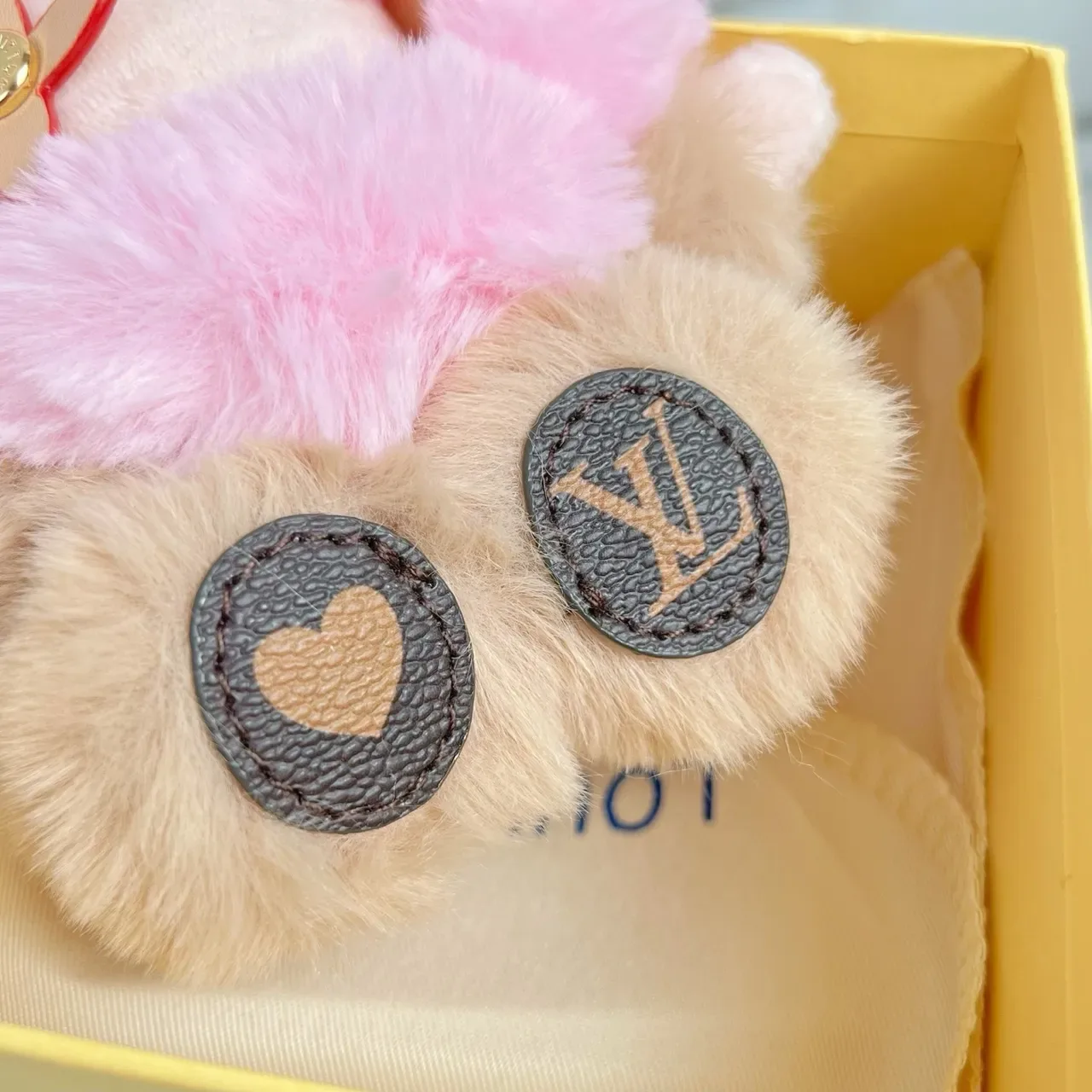 Louis Vuitton Bolsa Cruzada Rosa Bege Pelúcia com Formato de Personagem 3