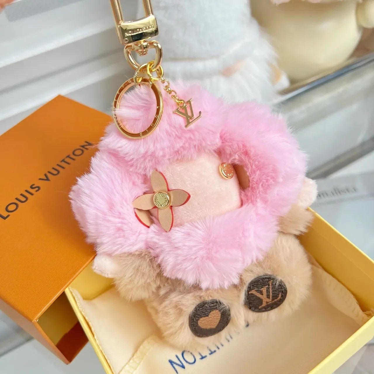 Louis Vuitton Bolsa Cruzada Rosa Bege Pelúcia com Formato de Personagem 4