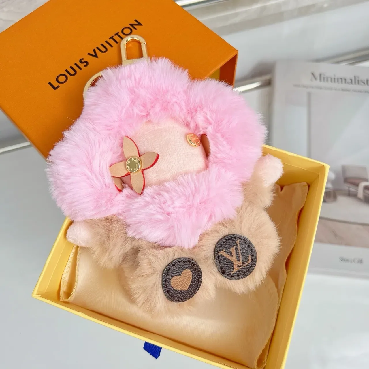 Louis Vuitton Bolsa Cruzada Rosa Bege Pelúcia com Formato de Personagem 5