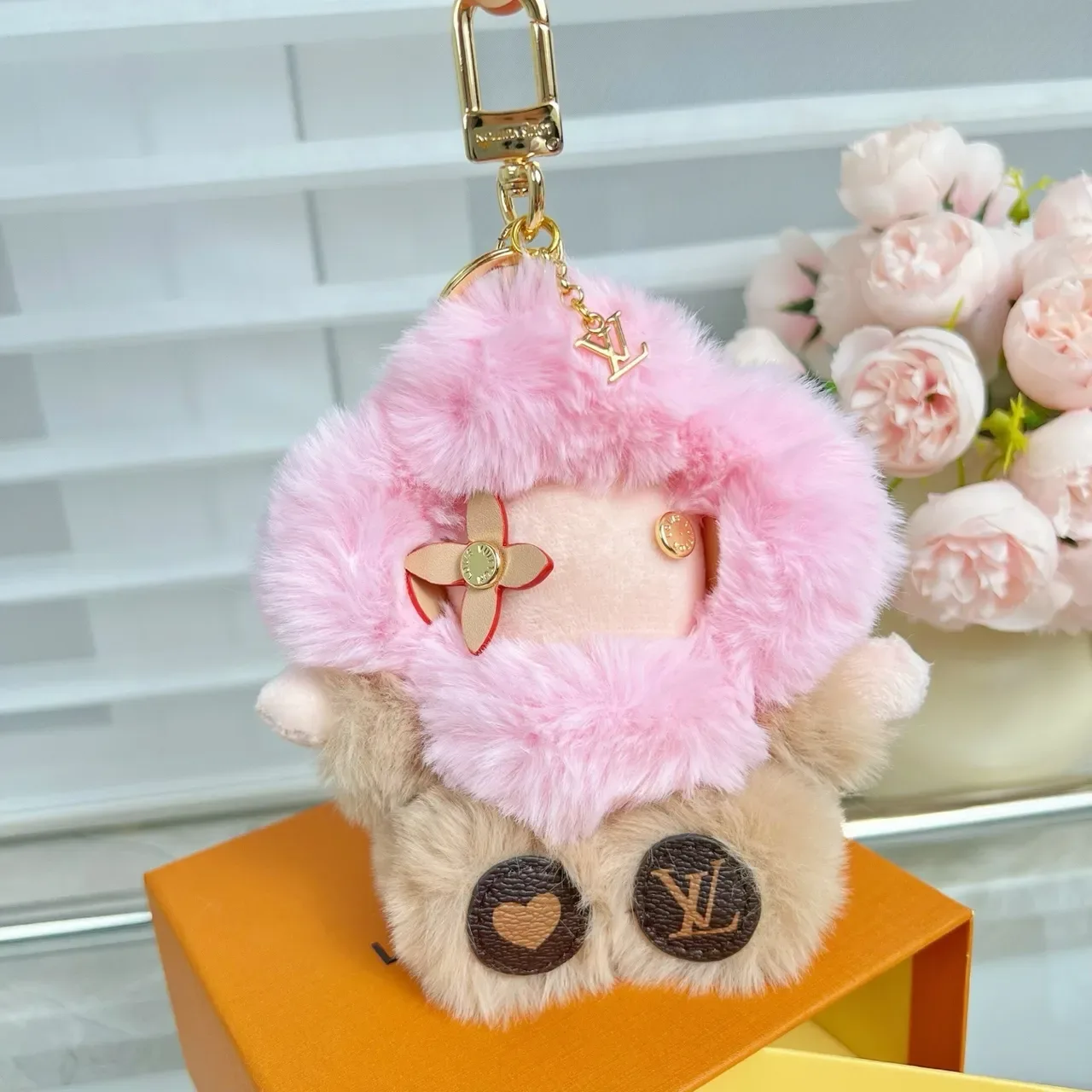 Louis Vuitton Bolsa Cruzada Rosa Bege Pelúcia com Formato de Personagem 6