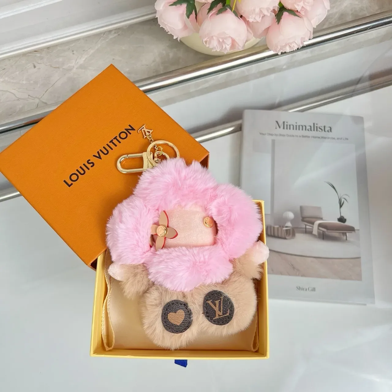 Louis Vuitton Bolsa Cruzada Rosa Bege Pelúcia com Formato de Personagem 7