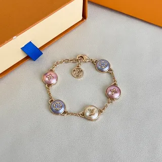 سوار Louis Vuitton سلسلة ذهب وردي متعدد التعويذات