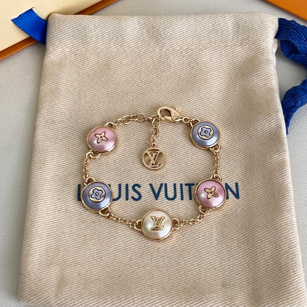 سوار Louis Vuitton سلسلة ذهب وردي متعدد التعويذات 3