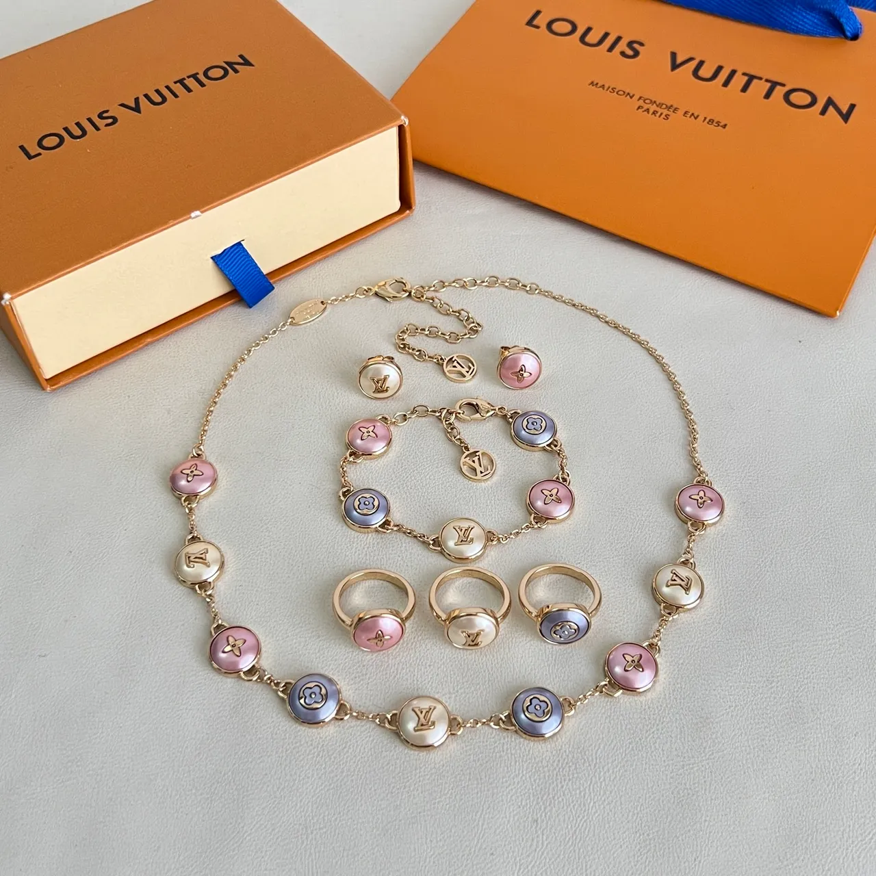 سوار Louis Vuitton سلسلة ذهب وردي متعدد التعويذات 4