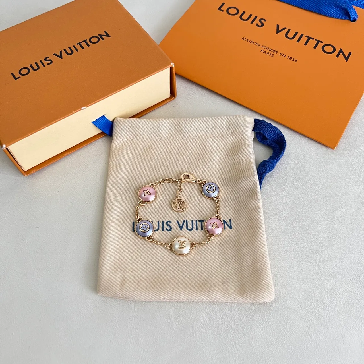سوار Louis Vuitton سلسلة ذهب وردي متعدد التعويذات 5