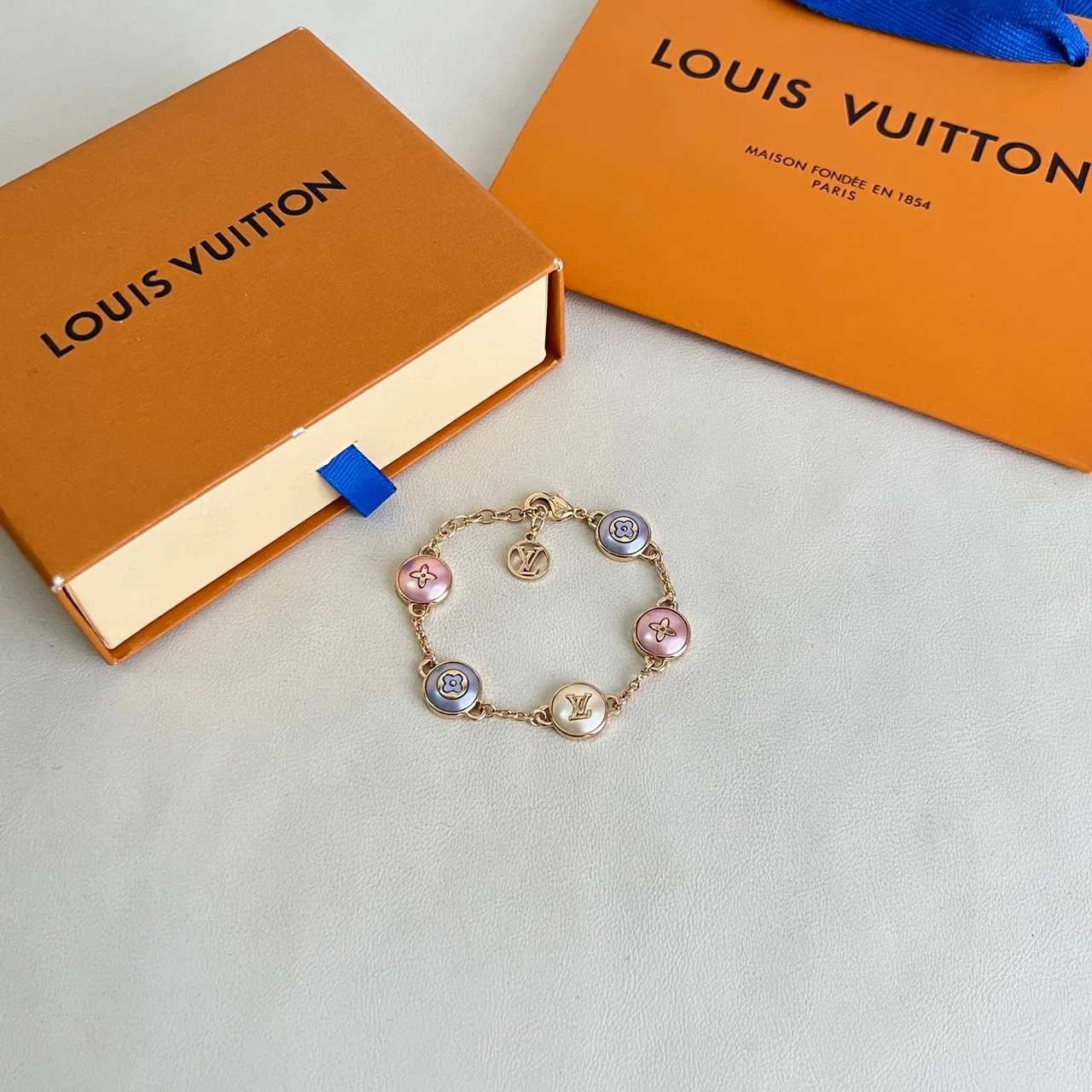 سوار Louis Vuitton سلسلة ذهب وردي متعدد التعويذات 6