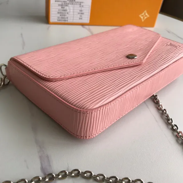 Louis Vuitton Pochette Accessoires Black Pink স্ট্রাকচার্ড ফ্ল্যাপ Epi লেদার টেক্সচার Envelope Clutch 24
