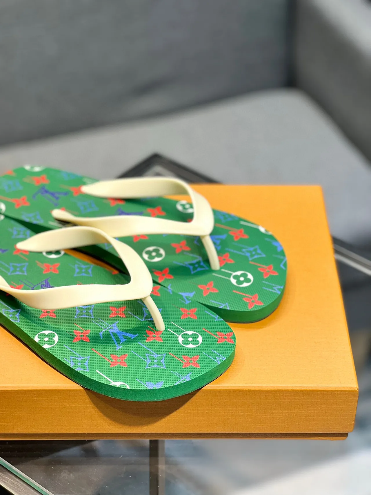 Louis Vuitton Sandálias de Dedo Impressas Verde Multicolor 9