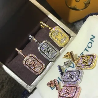أقراط Louis Vuitton Rectangular Monogram Pavé Crystal