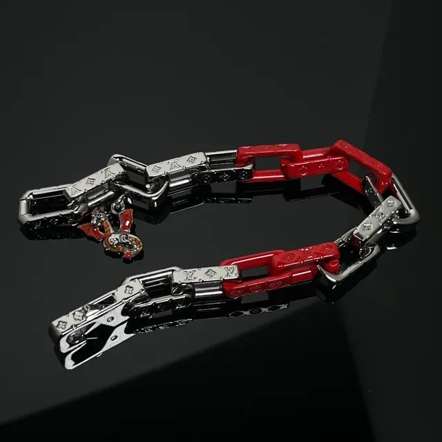 Bracelet Louis Vuitton Chaîne Métal et Résine Rouge Argent Gravure Monogramme Hardware 2