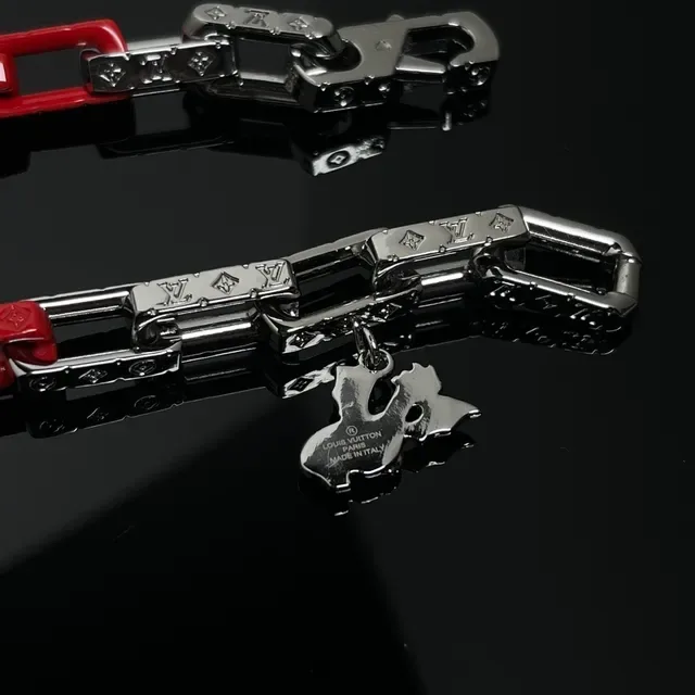 Bracelet Louis Vuitton Chaîne Métal et Résine Rouge Argent Gravure Monogramme Hardware 3