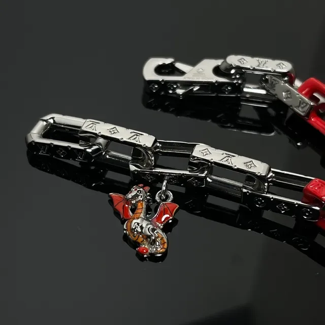 Bracelet Louis Vuitton Chaîne Métal et Résine Rouge Argent Gravure Monogramme Hardware 4