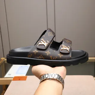Louis Vuitton Run Away भूरा मोनोग्राम कैनवास सुनहरा बकल केजुअल सैंडल