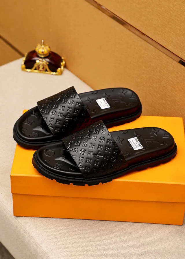 路易威登 Run Away Slides 黑色 Monogram Embossed Slippers 3
