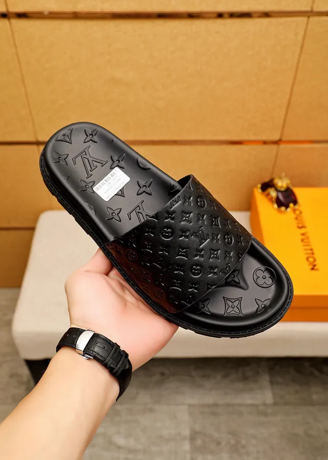 路易威登 Run Away Slides 黑色 Monogram Embossed Slippers 4