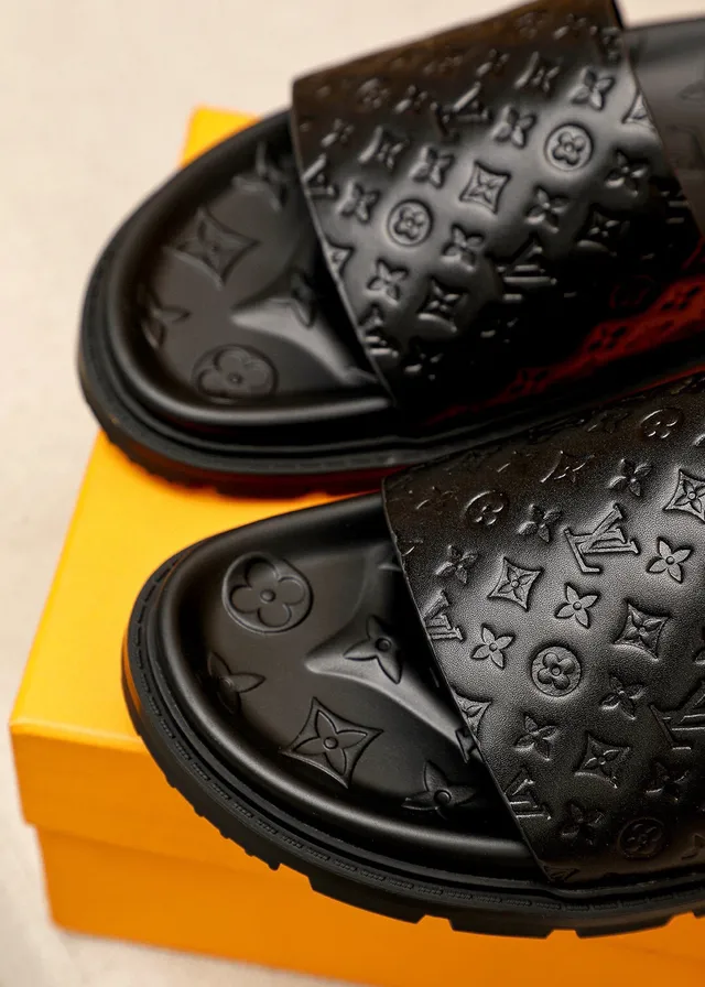 路易威登 Run Away Slides 黑色 Monogram Embossed Slippers 6