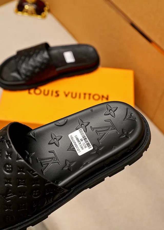 路易威登 Run Away Slides 黑色 Monogram Embossed Slippers 7