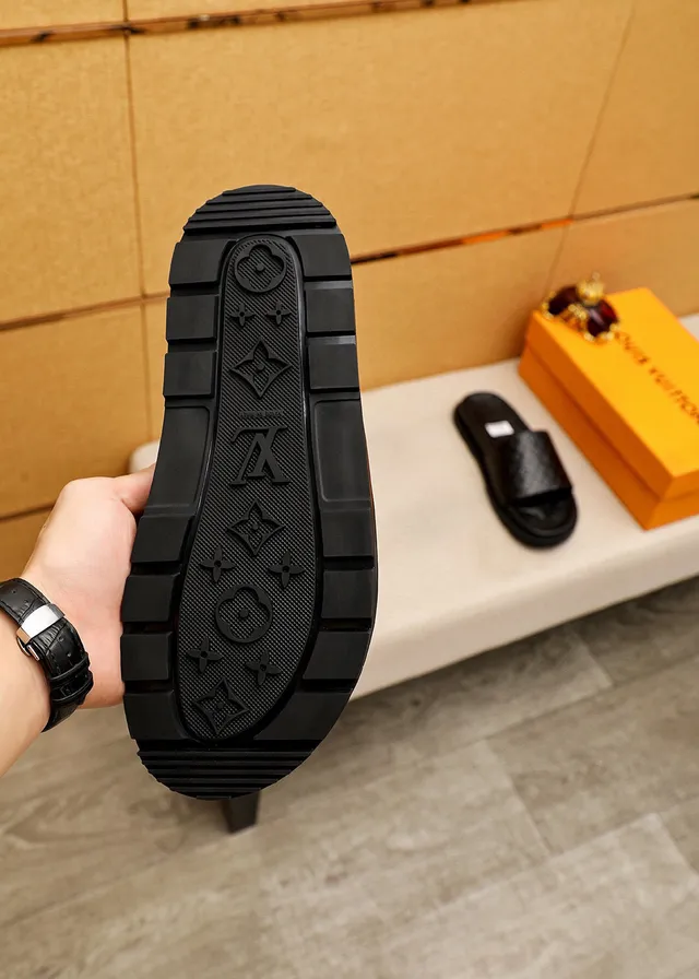 路易威登 Run Away Slides 黑色 Monogram Embossed Slippers 9