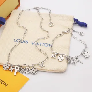 Louis Vuitton রূপালী বেইজ পেপারক্লিপ লিঙ্ক চেইন লটকানো মোনোগ্রাম চার্ম নেকলেস