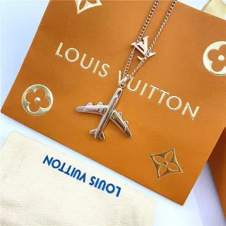 Colar Louis Vuitton Pendente de Avião em Prata e Dourado com Acabamento Metálico