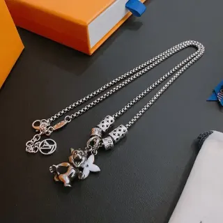 Colar Louis Vuitton Corrente Box Prateada Branca Monograma Charms de Contas