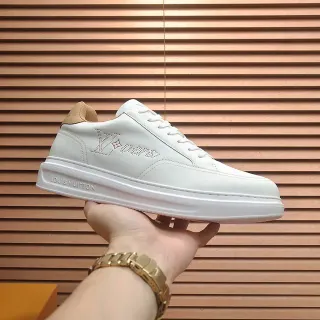 Louis Vuitton zapatillas lifestyle blancas beige perforadas con logo Monogram de cuero superior