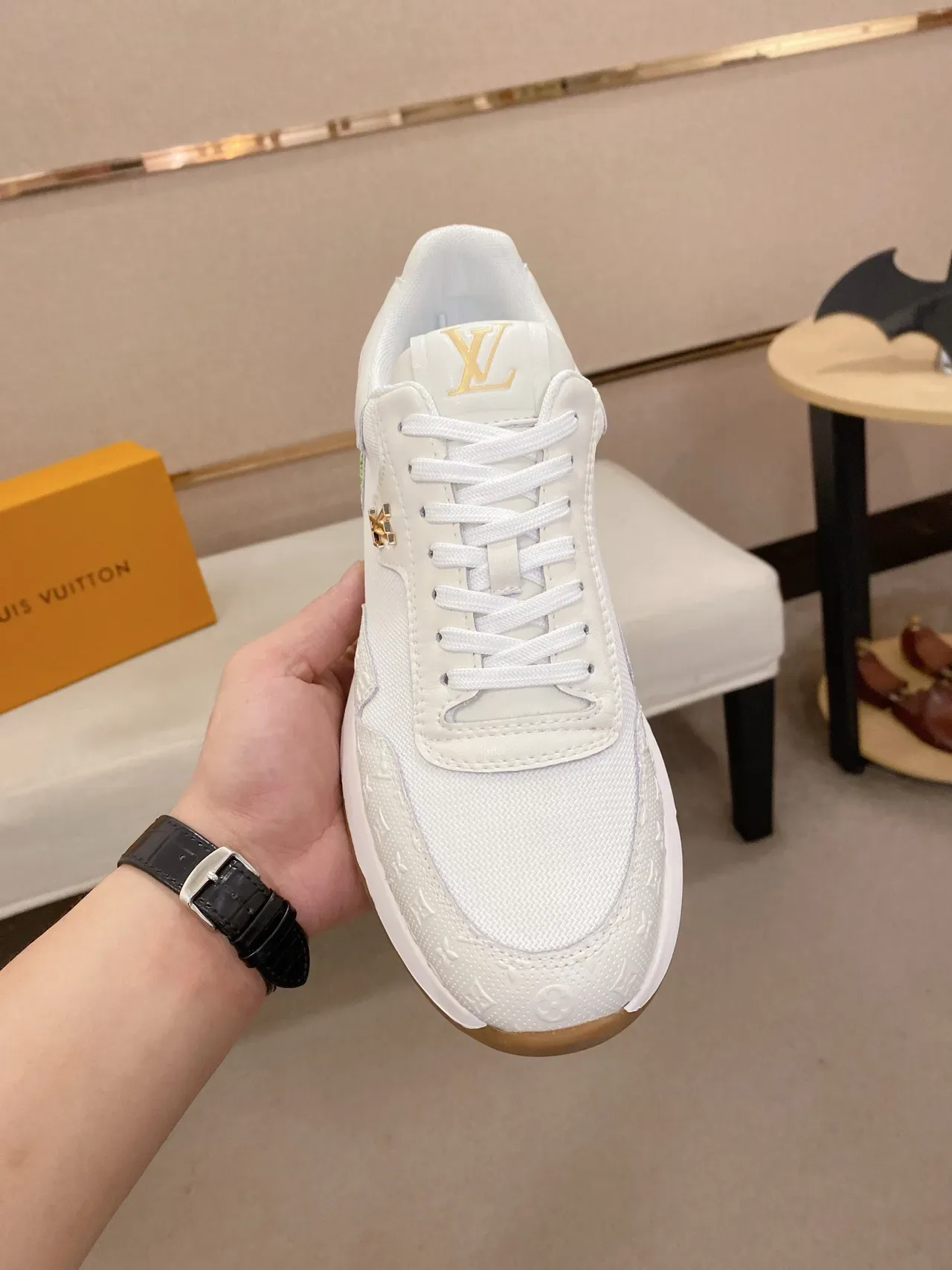 Louis Vuitton Zapatillas Lifestyle Blancas con Suela Dorada Monograma Embossado Parte Superior Esculpida Multicapa Media Suela 2