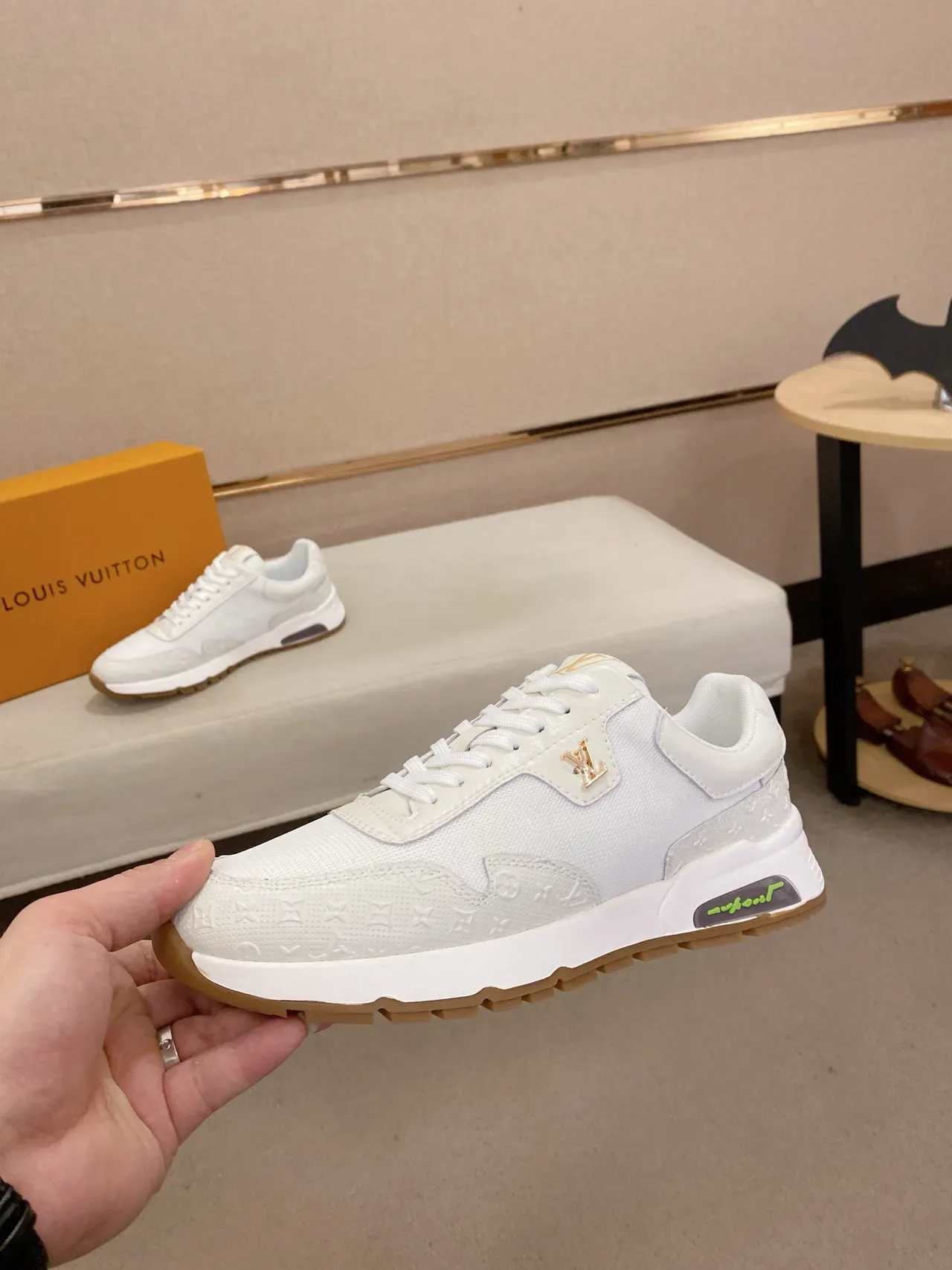 Louis Vuitton Zapatillas Lifestyle Blancas con Suela Dorada Monograma Embossado Parte Superior Esculpida Multicapa Media Suela 3