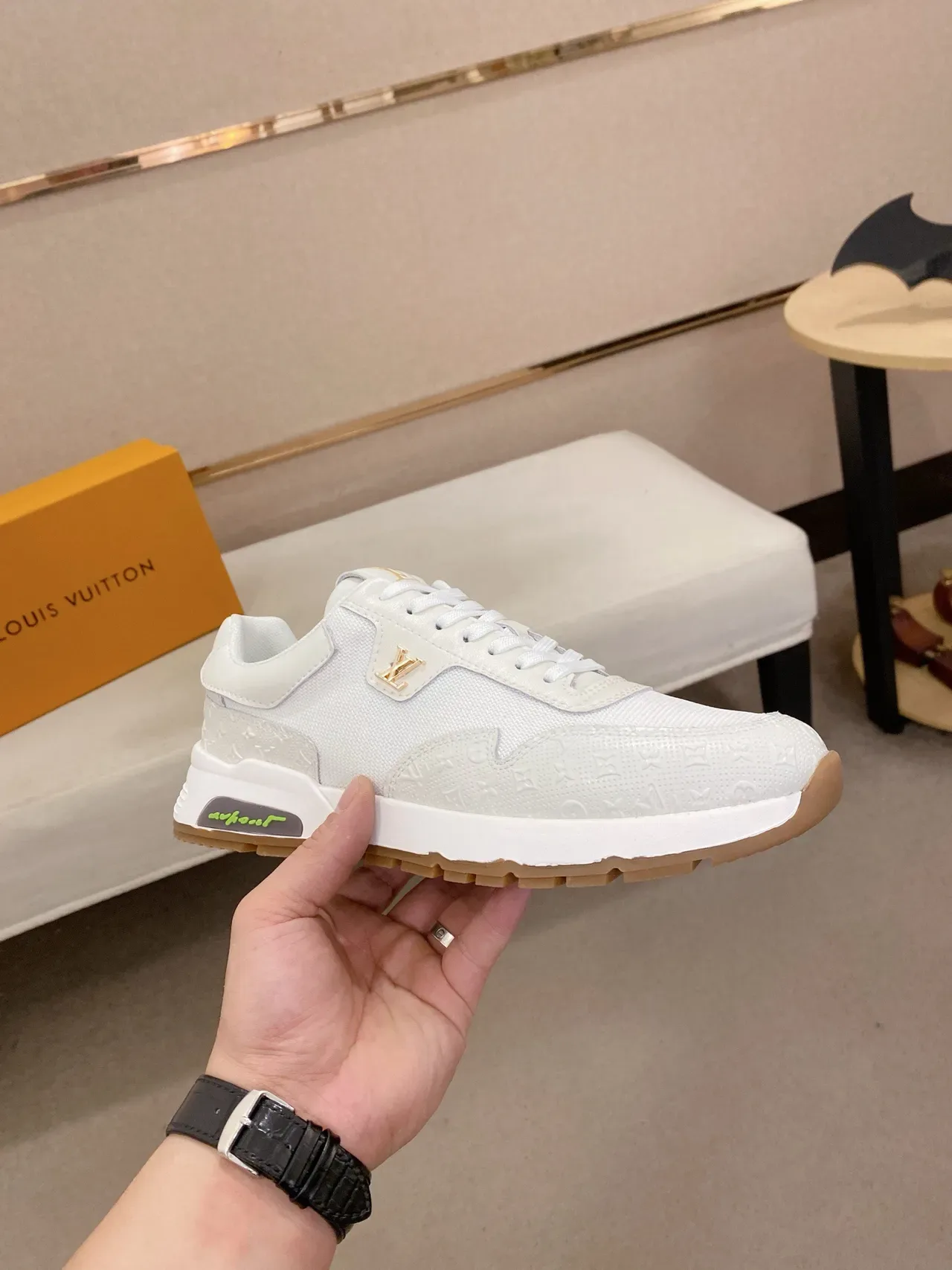 Louis Vuitton Zapatillas Lifestyle Blancas con Suela Dorada Monograma Embossado Parte Superior Esculpida Multicapa Media Suela 4