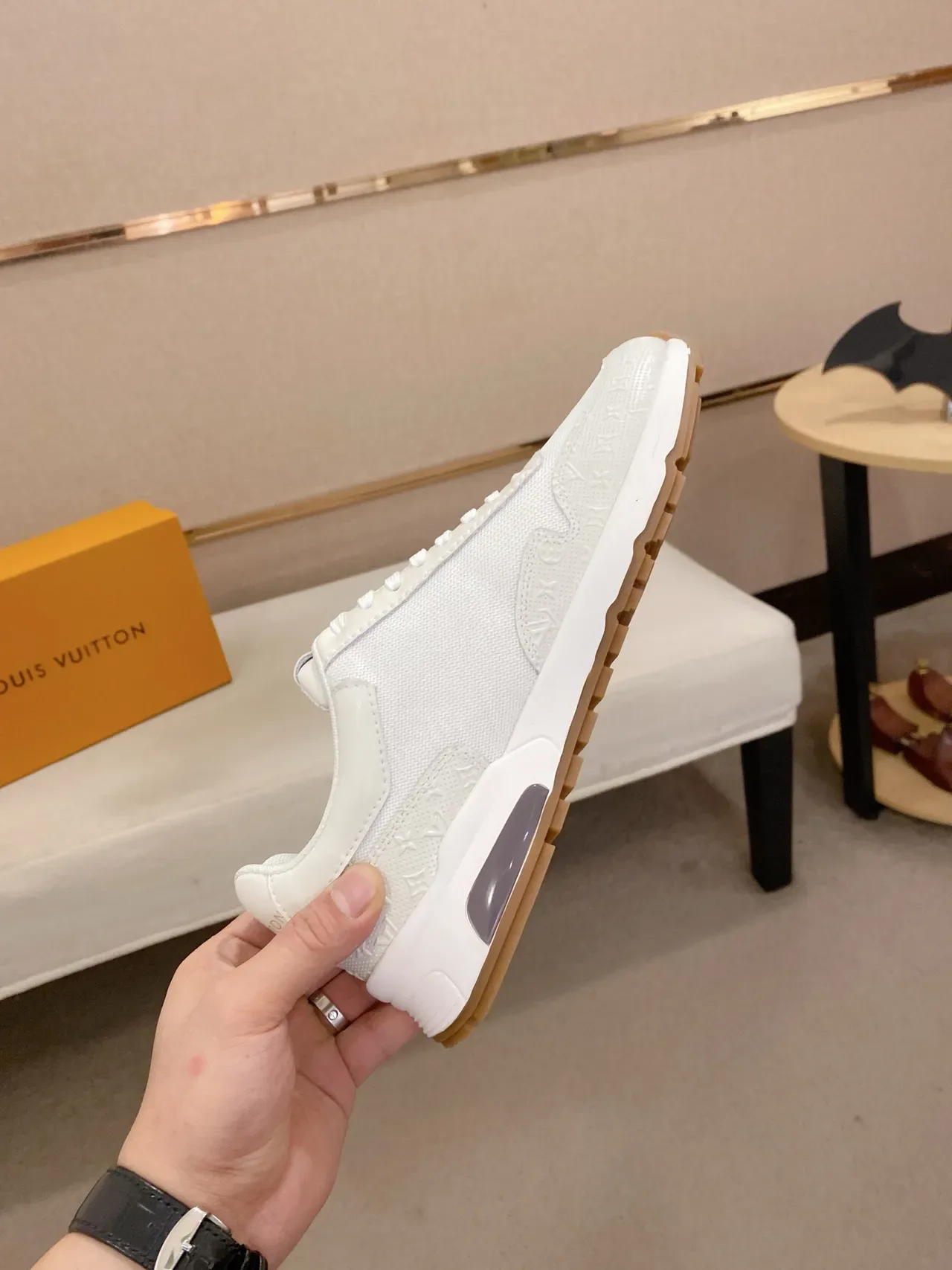 Louis Vuitton Zapatillas Lifestyle Blancas con Suela Dorada Monograma Embossado Parte Superior Esculpida Multicapa Media Suela 5