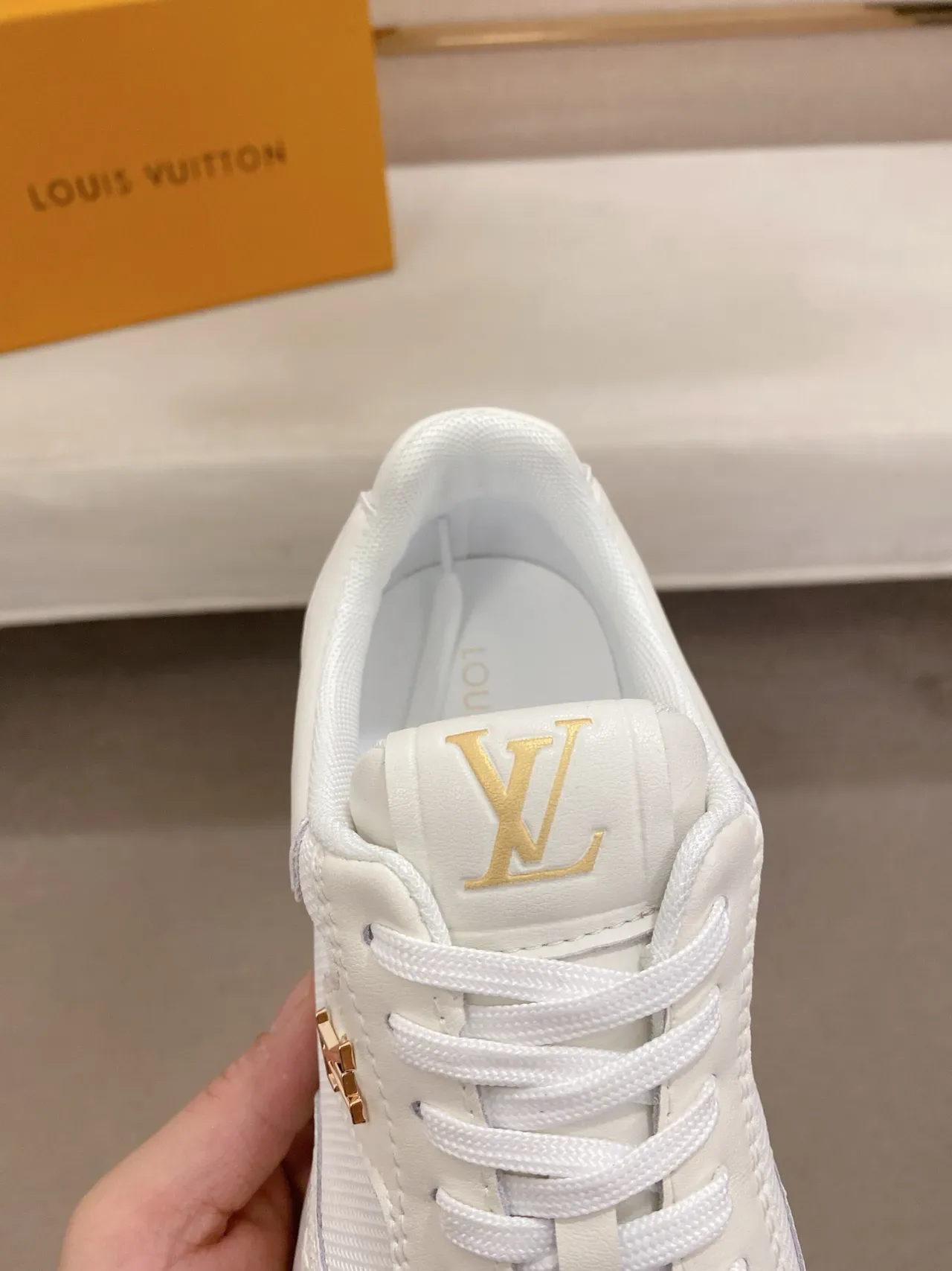 Louis Vuitton Zapatillas Lifestyle Blancas con Suela Dorada Monograma Embossado Parte Superior Esculpida Multicapa Media Suela 6
