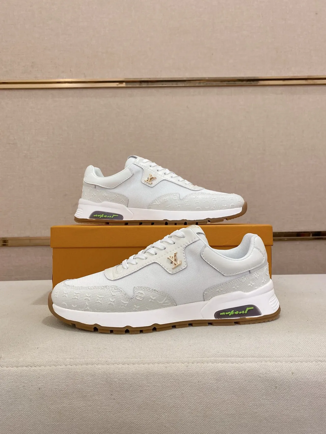 Louis Vuitton Zapatillas Lifestyle Blancas con Suela Dorada Monograma Embossado Parte Superior Esculpida Multicapa Media Suela 7