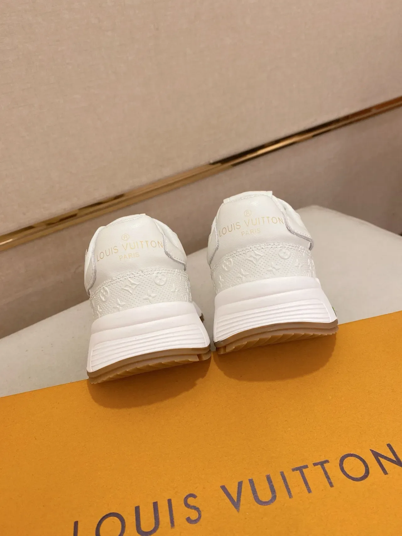 Louis Vuitton Zapatillas Lifestyle Blancas con Suela Dorada Monograma Embossado Parte Superior Esculpida Multicapa Media Suela 8