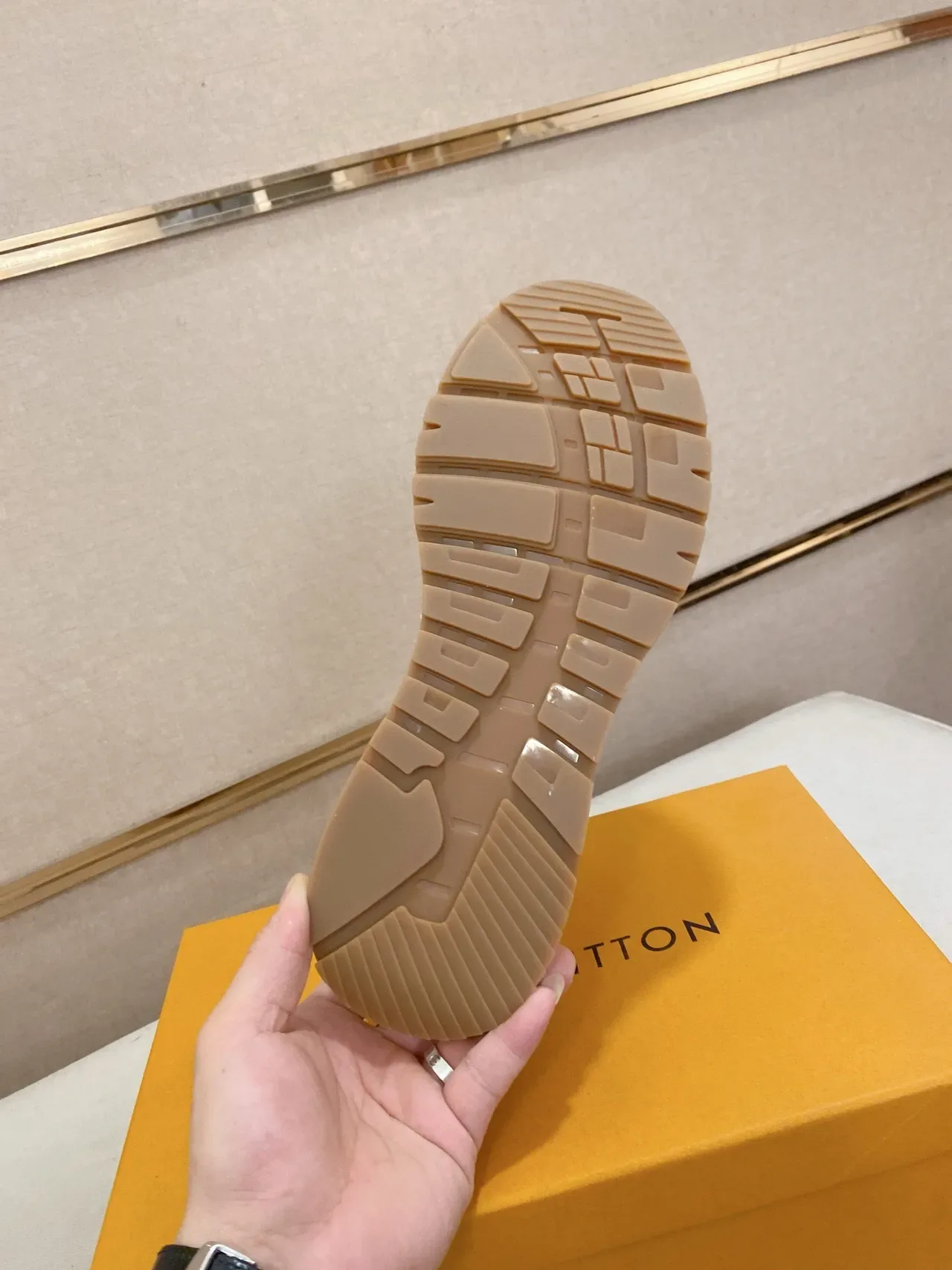 Louis Vuitton Zapatillas Lifestyle Blancas con Suela Dorada Monograma Embossado Parte Superior Esculpida Multicapa Media Suela 9