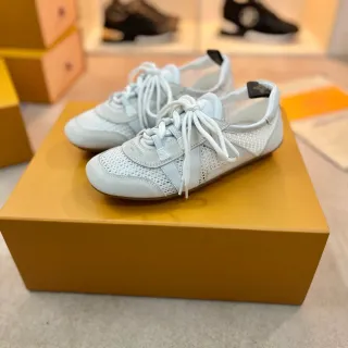 Louis Vuitton Sneakers Lifestyle Blancos y Grises con Malla Perforada y Sobrecapas de Ante