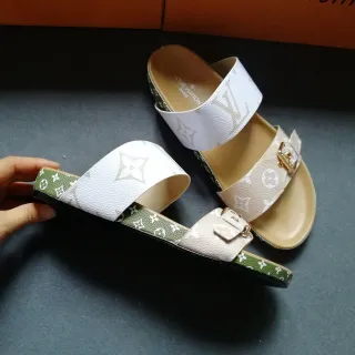 Louis Vuitton सफेद और हरी मोनोग्राम-कोटेड चमड़े की पट्टियाँ दो पट्टी स्लाइड डिजाइन कैजुअल सैंडल्स