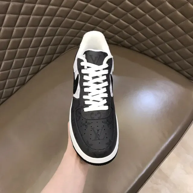 Louis Vuitton x Nike Air Force 1 काली और सफेद मोनोग्राम लाइफस्टाइल स्नीकर 4