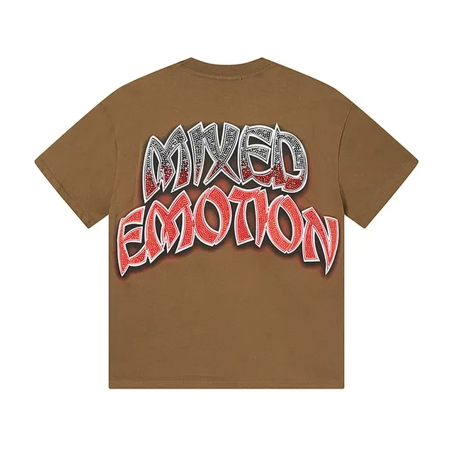 Camiseta Mixed Emotion marrón y rojo con estampado gráfico y tipografía desgastada 3