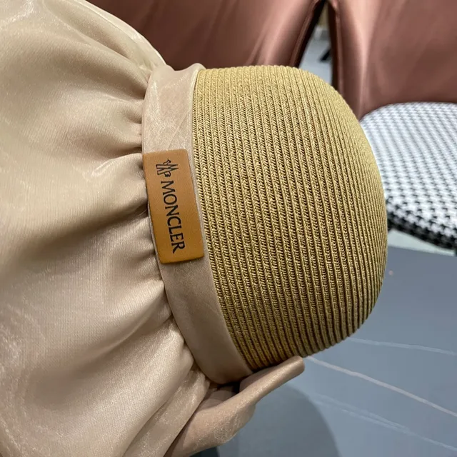 Moncler बेज संरचित बुना कोरना रेशम फ्रिल किनारा फेडोरा 3