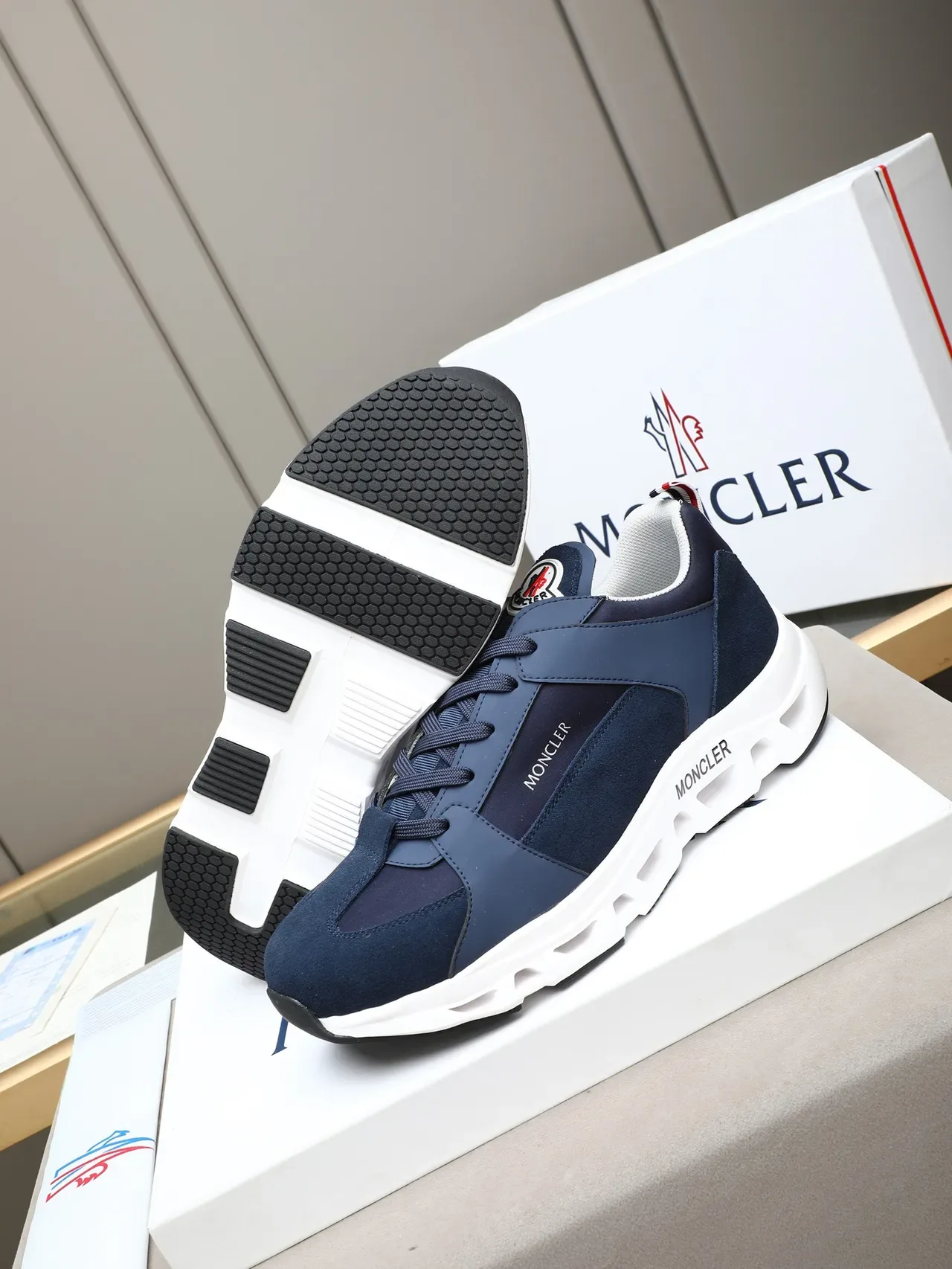 Moncler Sneakers Lifestyle Azul Marino y Blanco 4