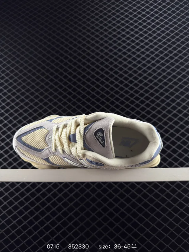 New Balance 9060 بيج وأزرق فاتح سكينرز ثيك 4