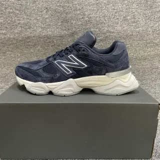 New Balance 9060 azul marino y crema zapatillas con suela gruesa