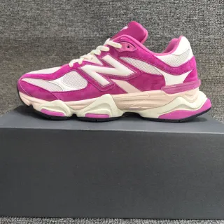 New Balance 9060 粉色和白色厚底运动鞋