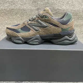 New Balance 军绿色 米色 麂皮网布混合鞋面 超大号 金属 'N' 标志 厚底运动鞋
