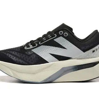 New Balance Preto Cinza Parte Superior De Malha Enxertada Geométrica Franja Prateada N Tênis De Corrida