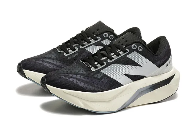 New Balance Noir Gris Supérieure En Maille Ingénierée Géométrique Bande Argent N Chaussures De Course 3