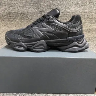 New Balance Tênis pretos monocromáticos esculturados suela media chunky