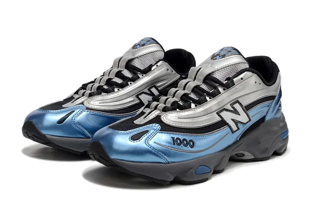 New Balance Tênis Chunky Azul e Prata com Silhueta Metálica e Upper Tipo Patentado 2