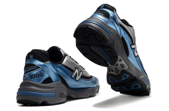 New Balance Tênis Chunky Azul e Prata com Silhueta Metálica e Upper Tipo Patentado 3