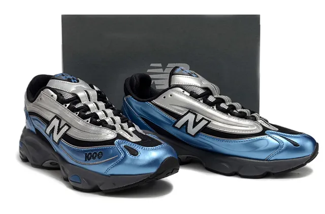 New Balance Tênis Chunky Azul e Prata com Silhueta Metálica e Upper Tipo Patentado 5